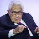 «Gli Usa promisero a Mosca che la Nato non si sarebbe allargata», le verità di Kissinger, 100 anni, nello scherzo telefonico di due comici russi