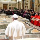 Papa Francesco: aprire la Chiesa alla modernità. Giovani disoccupati e vecchi soli i mali più grandi
