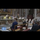 Riapre San Pietro, Papa Francesco (senza mascherina) elogia Wojtyla: un Papa per il popolo