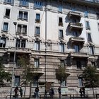 Milano, filippina precipita dal quarto piano di un palazzo mentre lava i vetri e muore