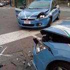 Milano, incidente frontale tra due volanti della polizia a un incrocio nella città deserta