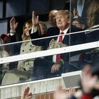 I Trump e il gesto razzista allo stadio: Donald e Melania fanno il tomahawk chop