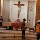 Nigeria, strage in una chiesa: commando spara ai fedeli, almeno 50 morti, anche bambini. Accusa ad un'etnia di pastori nomadi