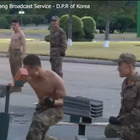 Soldati nordcoreani spaccano mattoni con la testa davanti a Kim Jong-un