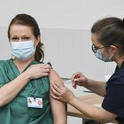 Perché ci sono positivi anche tra i vaccinati? Uno su 10 prende il virus, «ma nessuno in forma grave» Faq