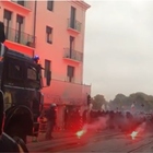 Bolsonaro a Padova, tensioni tra manifestanti e polizia: idranti contro gli antagonisti, fermata una ragazza