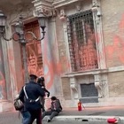 Roma, ambientalisti imbrattano con la vernice la facciata del Senato: tre attivisti arrestati e due denunciati