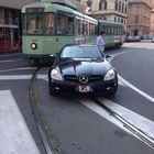 Roma, parcheggia l'auto sui binari e blocca il tram. I turisti fotografano l'inciviltà