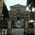 Napoli, parcheggiatori abusivi all'assalto. Borrelli: «Fanno affari davanti ai cimiteri»