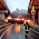 Tir precipita dal viadotto in autostrada e prende fuoco, morto il conducente. Chiuso il tratto dell'A1