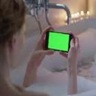 Smartphone, fa il bagno in vasca col telefonino in carica: morta folgorata a 45 anni