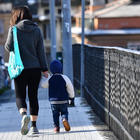 Coronavirus, il Viminale: «Sì a camminate genitori figli. Jogging ammesso»