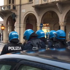 Bolsonaro, le proteste a Padova: cordone di agenti di polizia