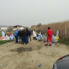 Barcone di migranti si spezza davanti alle coste di Crotone: 34 morti, almeno un neonato. I cadaveri sulla spiaggia