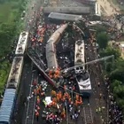 Scontro tra treni in India, nella tragedia spunta il miracolo. Papà ritrova il figlio all'obitorio: «È vivo»