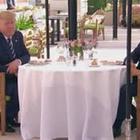Trump e Macron insieme per una colazione di lavoro al G7 di Biarritz