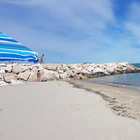 Turisti in fuga da San Benedetto del Tronto: in spiaggia non c'è posto, i clienti disdicono gli hotel e tornano a casa