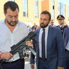 Salvini, polemica per la foto con il mitra postata da Morisi: «Si avvicinano le Europee, siamo armati»
