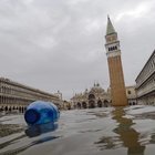Venezia, l'alta marea di 2 metri è una fake news, il Comune: «Attenti a quello che gira in rete»