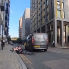Il ciclista si schianta contro il furgone, social spiazzati: «Chi avrà ragione?». Il video è virale