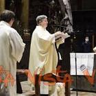 Riapre il Duomo di Milano, “Vi aspettavamo da tanto tempo”, le prime parole del sacerdote ai fedeli