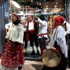 Presepe itinerante tra le botteghe per «l’altro centro storico» Presepe itinerante tra le botteghe per «l’altro centro storico»