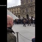 Parigi chiude il Louvre