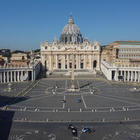Crollano le entrate a San Pietro, il cardinale Comastri decurta i compensi dei canonici della basilica
