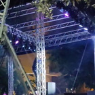 Al Bano si arrampica su un traliccio durante un concerto a Pomigliano: il video