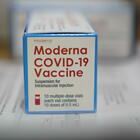 Vaccino, l'Ema dà il via libera a Moderna. «Sicuro ed efficace, subito in commercio»