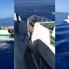 Peschereccio tunisino sperona motovedetta italiana: le immagini dai social