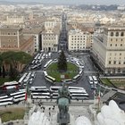 Roma, bus turistici assediano piazza Venezia: traffico paralizzato