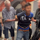 Roma, uomo bloccato da due turisti: «Stava cercando di derubarli». Scoppia il caos nella metro a Spagna VIDEO