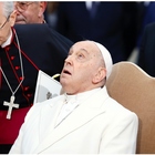 Papa Francesco a Piazza di Spagna per l'omaggio all'Immacolata: «Dio ci liberi dalla violenza contro le donne». L'abbraccio e i doni della folla