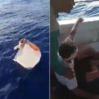 La sua barca affonda, pescatore resta 11 giorni nell'oceano. E si salva grazie a un freezer: «Come Dio»