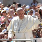 Il Papa va a visitare a sorpresa un gruppo di ex preti per conoscere le loro famiglie