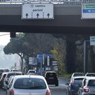 Roma, tentato stupro in un fast food a Corso Francia: 21enne trascinata nei bagni, preso l'aggressore senzatetto