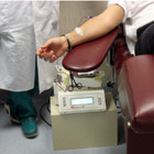 Al padre serve una trasfusione ma le figlie si oppongono: «Niente sangue da persone vaccinate»