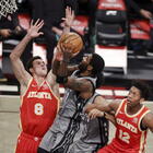 NBA, Durant-Irving show contro Atlanta. Gallinari si fa male, LeBron da record