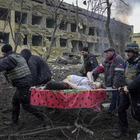 La guerra in Ucraina e la sua immagine simbolo: la donna incinta sulla barella all'ospedale di Mariupol bombardato