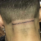 Maurizio Costanzo, Fabrizio Corona si tatua «Maestro mio» sul collo: ecco il ricordo indelebile