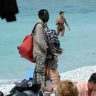 Multe agli italiani che acquisteranno dai venditori ambulanti in spiaggia