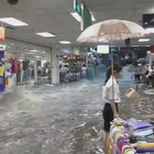 Nubifragio in città, le strade diventano torrenti e l'acqua invade il centro commerciale