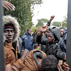 Migranti barricati in centro accoglienza: "Non ci ricaricano la scheda telefonica". E arriva anche Salvini