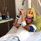 Marco Carta, foto dall'ospedale dopo il post che ha fatto preoccupare i fan: «Non importa cosa ho avuto...»