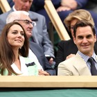 Kate Middleton e Federer, il momento imbarazzante a Wimbledon: lei gli dà una spinta e lo fa sedere