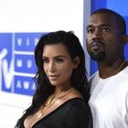 Kim Kardashian e Kanye West, terzo figlio in arrivo da madre surrogata: «Avranno una bimba»