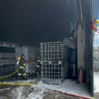 Incendio in un capannone di trattamento rifiuti, bruciati tutti i contenitori