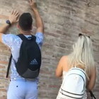 Colosseo, turista incide con le chiavi il nome della fidanzata sul monumento: ecco cosa rischia