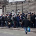 Allarme povertÃ : centinaia in fila a Milano davanti alla...